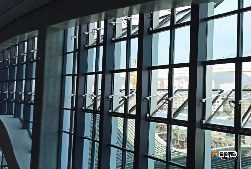 無火災報警系統，僅局部區域設置的電動排煙窗是否為自動排煙窗？